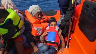 شاهد: منظمة إسبانية تنقذ 105 مهاجرين بالقرب من السواحل الليبية