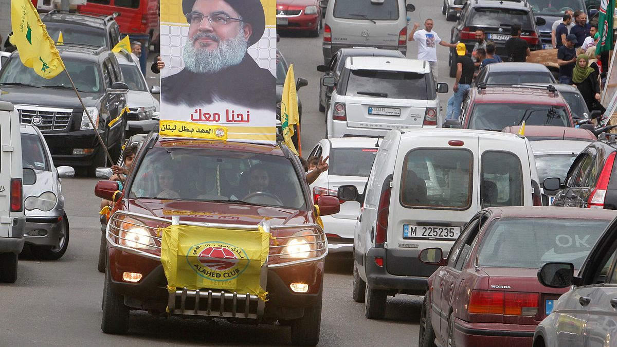 Un coche con una fotografía de Hasan Nasrala, el líder de Hizbulá