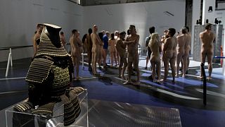Nudisták egy párizsi múzeumban