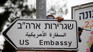 إسرائيل تبدأ في وضع لافتات للسفارة الأمريكية الجديدة في شوارع القدس