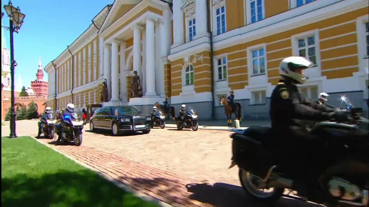شاهد: بوتين يتحدى العقوبات الغربية بسيارة ليموزين روسية الصنع خلال مراسم التنصيب 