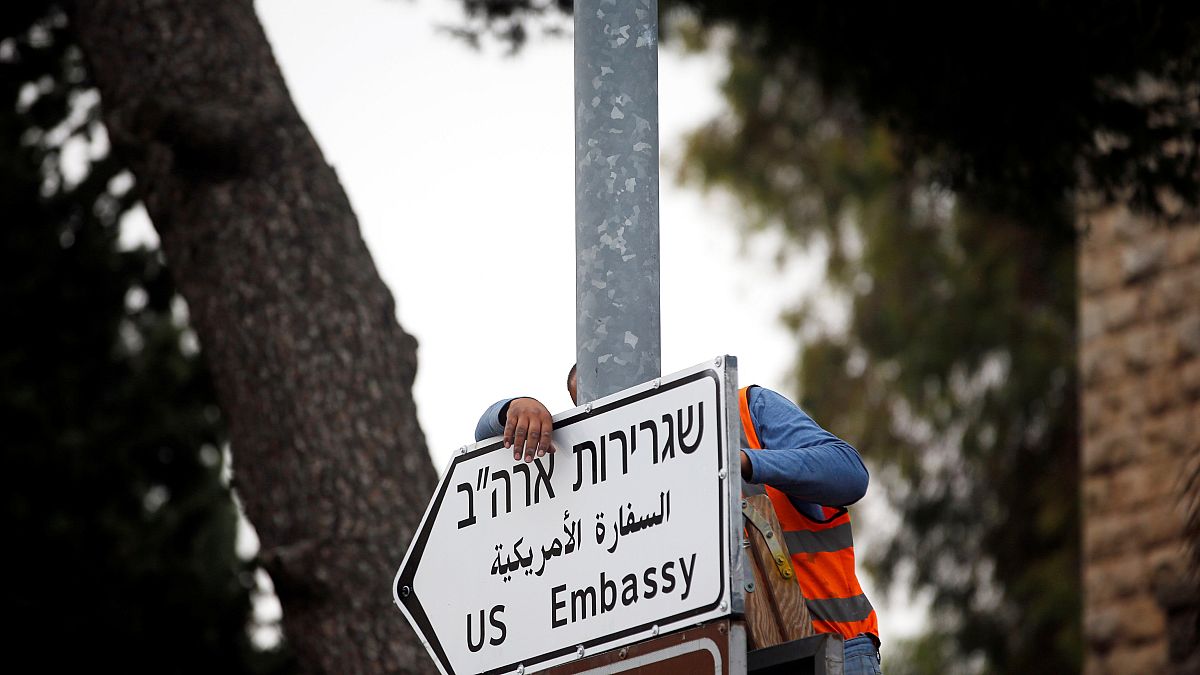 Ιερουσαλήμ: Ανέβηκαν οι ταμπέλες της πρεσβείας των ΗΠΑ