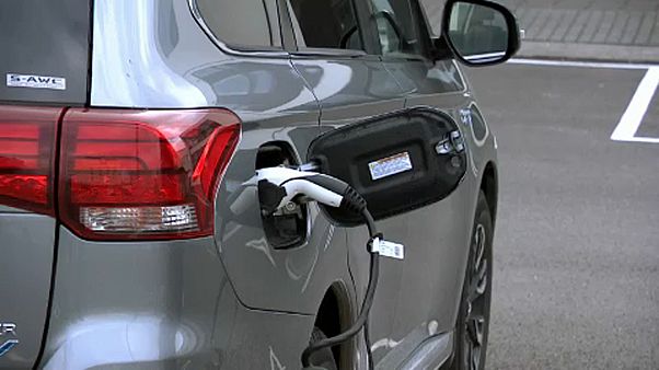 Elektromos Nissant töltenek egy izlandi töltőállomáson Elektromos Nissant töltenek egy izlandi töltőállomáson