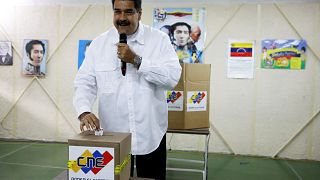 Präsident Nicolás Maduro gibt seinen Stimmzettel ab