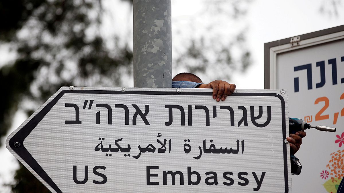 Ιερουσαλήμ: Πινακίδες με την ένδειξη "Πρεσβεία των ΗΠΑ" 