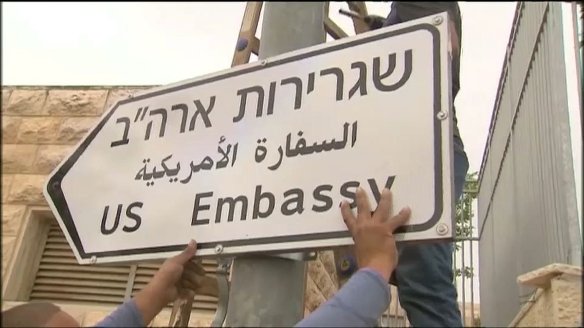 Indicação de trânsito embaixada dos Estados Unidos em Jerusalém