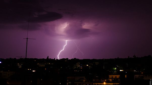 Blitze erleuchten den Himmel Blitze erleuchten den Himmel