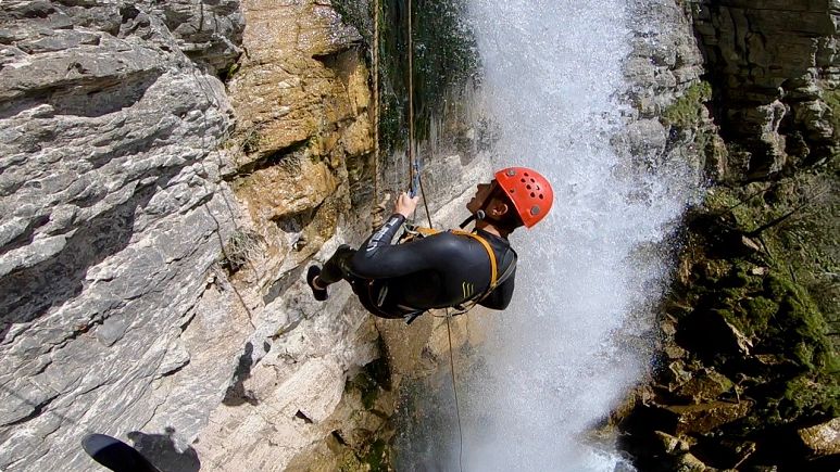 Nervenkitzel am Okatse-Canyon
