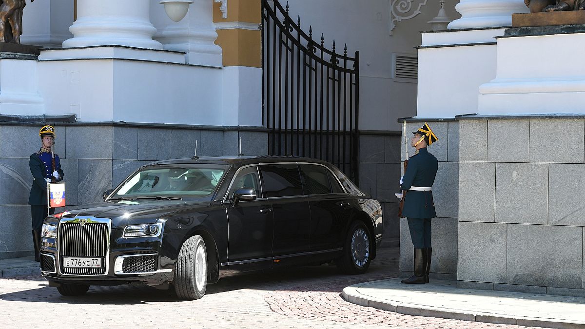 Putin presenta la limusina "made in Russia" durante su investidura  