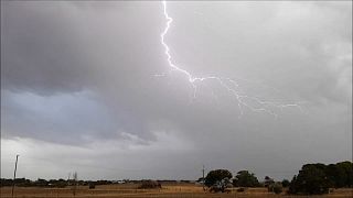 Impressive lightning hit Australian city ahead of thunderstorm