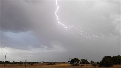 Impressive lightning hit Australian city ahead of thunderstorm
