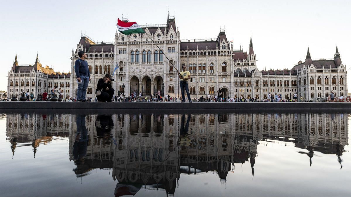 Élőlánc a magyar parlament előtt