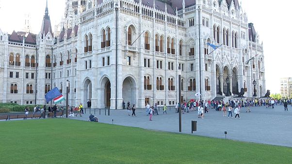 Viktor Orban yeni dönemine protestolarla başlıyor Viktor Orban yeni dönemine protestolarla başlıyor