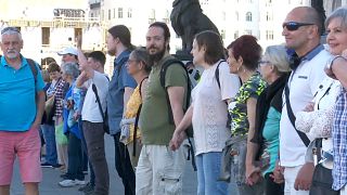Menschenkette vor dem Parlament in Budapest