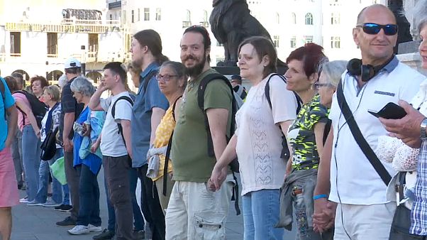 Живая цепь - против Орбана Живая цепь - против Орбана