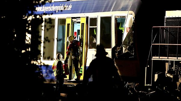 Almanya'da tren kazası: 2 ölü, 14 yaralı Almanya'da tren kazası: 2 ölü, 14 yaralı