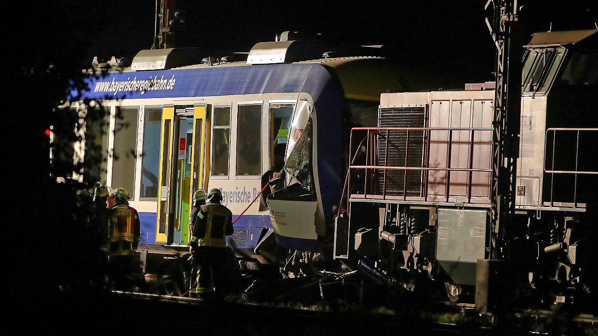 Colisão entre dois comboios provoca dois mortos e mais de uma dezena de feridos