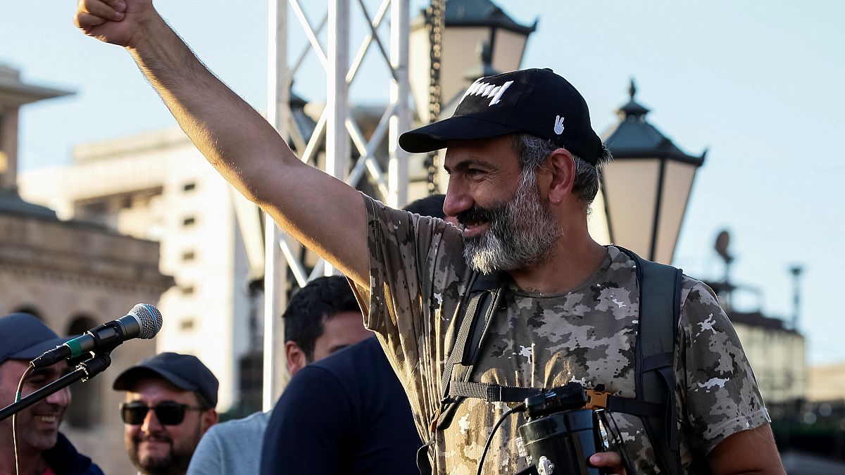 Armeniens Protestführer Paschinjan jubelt seinen Anhängern zu