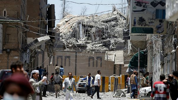 Suudi Arabistan'dan Yemen'deki Cumhurbaşkanlığı Sarayı'na 2 hava saldırısı Suudi Arabistan'dan Yemen'deki Cumhurbaşkanlığı Sarayı'na 2 hava saldırısı