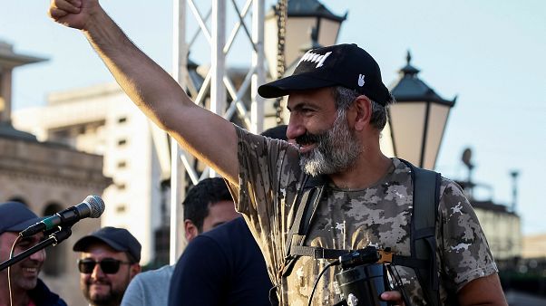 بعد أسابيع من الاحتجاجات برلمان أرمينيا ينتخب زعيم المعارضة رئيسا للوزراء بعد أسابيع من الاحتجاجات برلمان أرمينيا ينتخب زعيم المعارضة رئيسا للوزراء