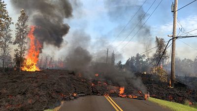 شاهد: الحمم البركانية تكتسح ساحات المنازل في هاواي