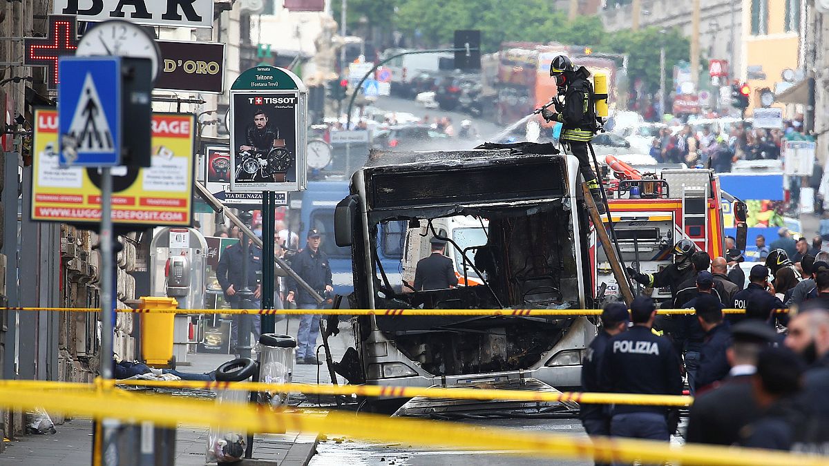 شاهد: إنفجار واحتراق حافلة ركاب  في قلب مدينة روما