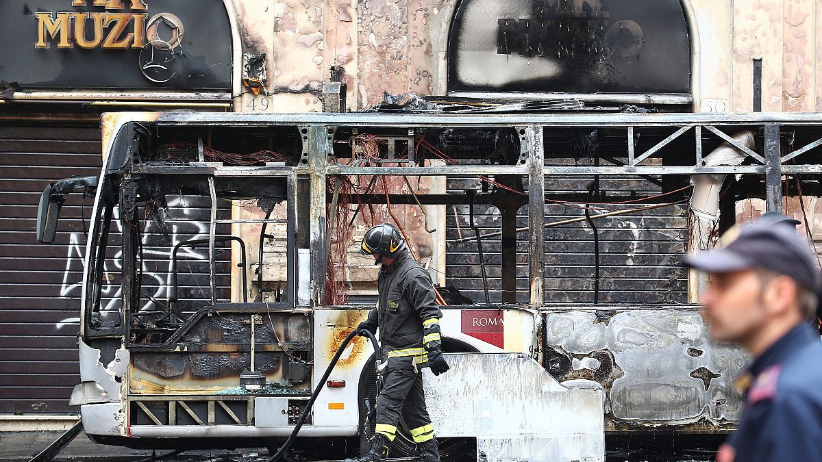 Der ausgebrannte Bus im zentralen Rom