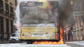 Roma, bus in fiamme nel centro di Roma