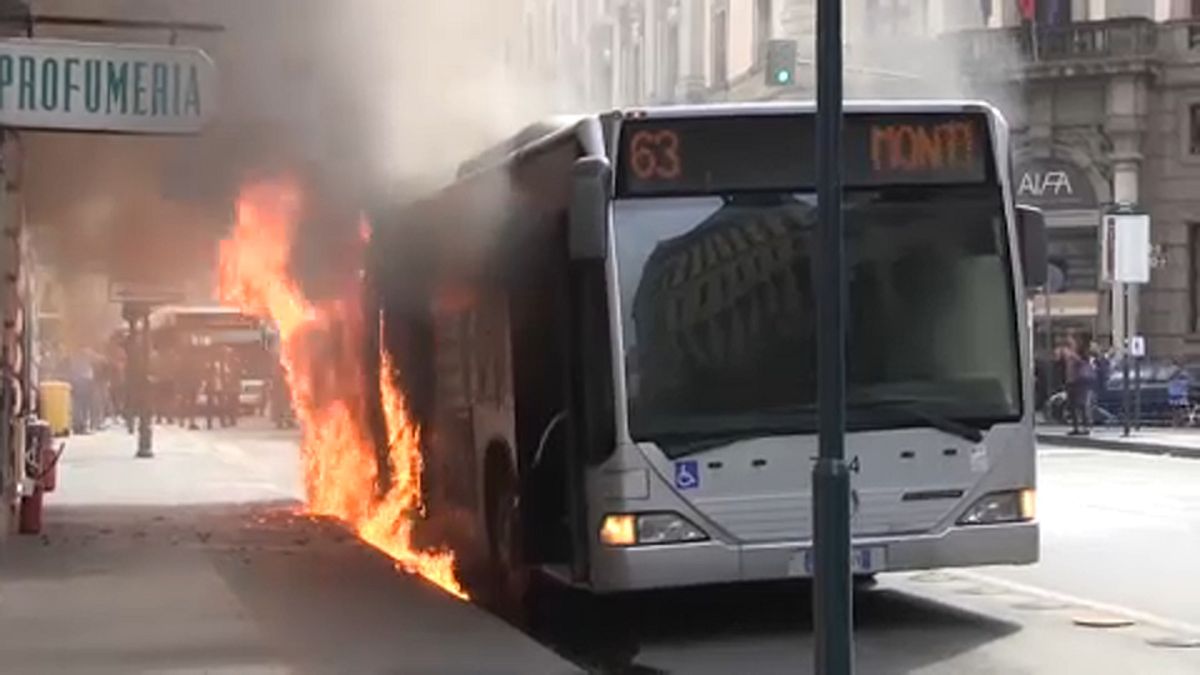 Zárlat miatt borult lángba a busz a belvárosban