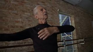 Brasileiro Helio Haus de 80 anos dança ballet