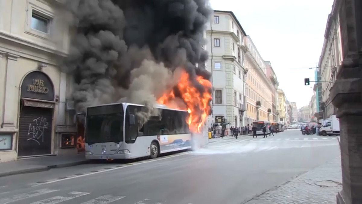 Ιταλία: Λεωφορείο πήρε φωτιά λόγω έκρηξης 