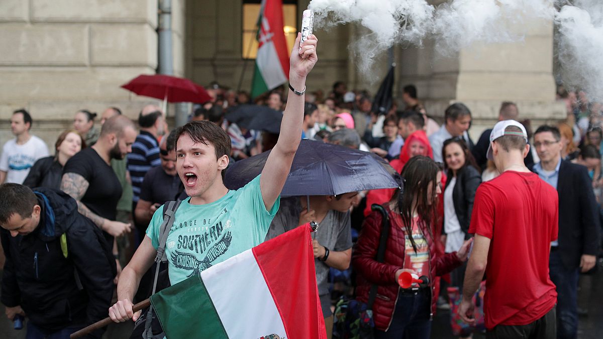 Le parlement prête serment, les Hongrois furieux