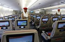 طيران الإمارات يعاني من نقص كبير في  أطقم الضيافة 