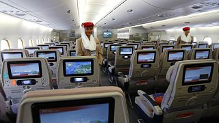 طيران الإمارات يعاني من نقص كبير في  أطقم الضيافة