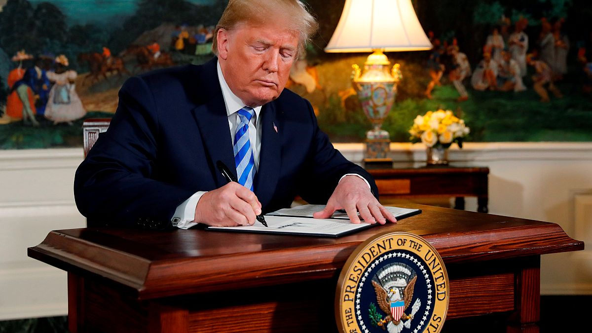 Trump unterschreibt seine Entscheidung, aus dem Atomabkommen auszusteigen