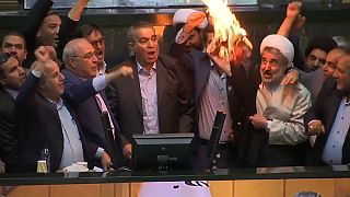 شاهد: البرلمان الإيراني يحرق علم أمريكا ونسخة من الاتفاق النووي