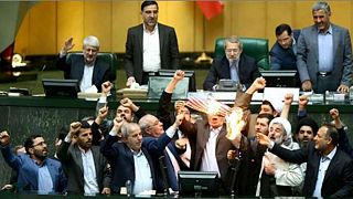 آتش زدن برجام و پرچم آمریکا در مجلس ایران