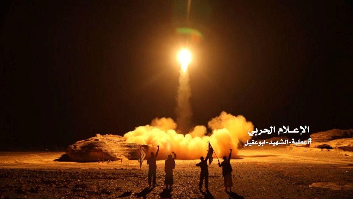 اعتراض صاروخين باليستيين في سماء الرياض والحوثيون يعلنون إصابة "أهداف إقتصادية"
