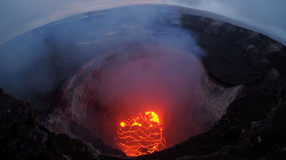 شاهد: الحمم تتصاعد مجددا من بركان كيلاويا بهاواي والسلطات تحذر السكان 