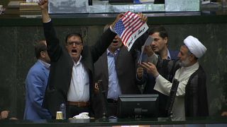 İranlı milletvekilleri mecliste ABD bayrağı yaktı