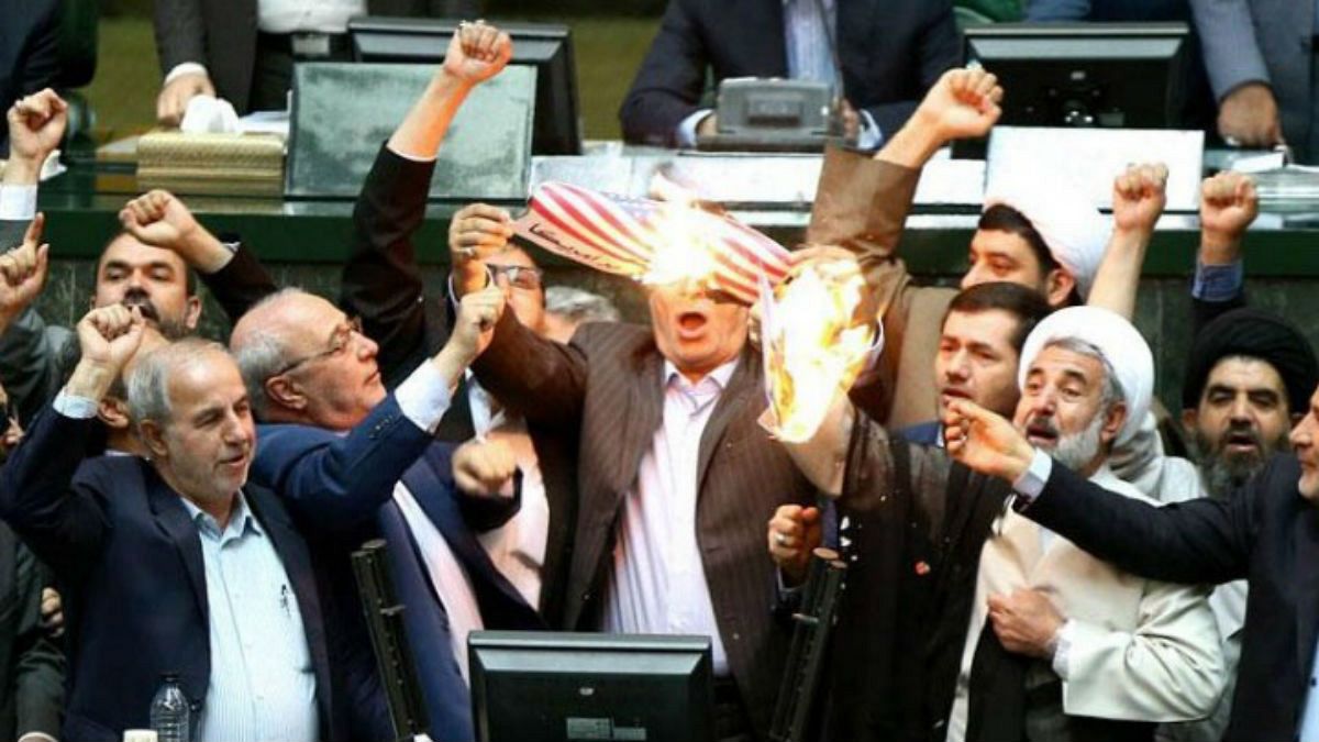 Ιράν: Βουλευτές έκαψαν σημαία των ΗΠΑ μέσα στο κοινοβούλιο