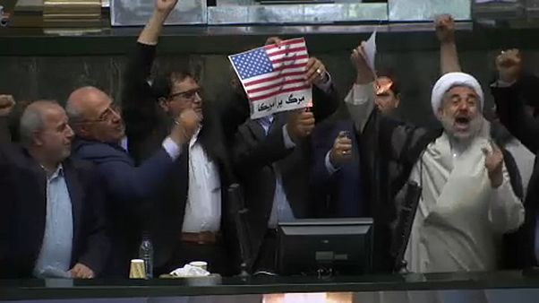 Parlamentares iranianos queimam bandeira dos EUA Parlamentares iranianos queimam bandeira dos EUA