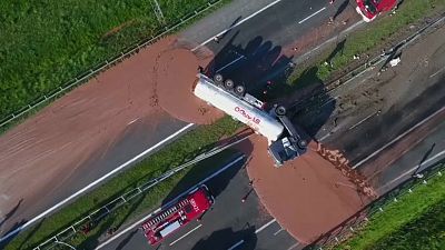 Разлив шоколада на польской автомагистрали