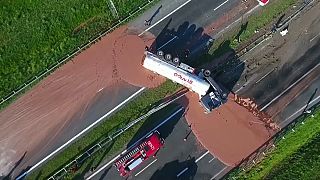 Polonia: un fiume di cioccolato invade l'autostrada