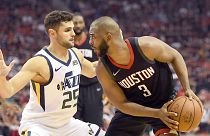  Chris Paul eye-to-eye with Raul Neto of Utah Jazz