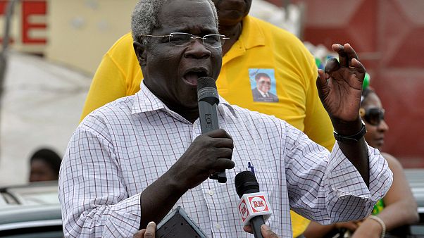 Afonso Dhlakama: Da FRELIMO à oposição moçambicana Afonso Dhlakama: Da FRELIMO à oposição moçambicana