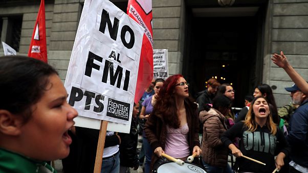 Argentinos contestam pedido de ajuda ao FMI Argentinos contestam pedido de ajuda ao FMI