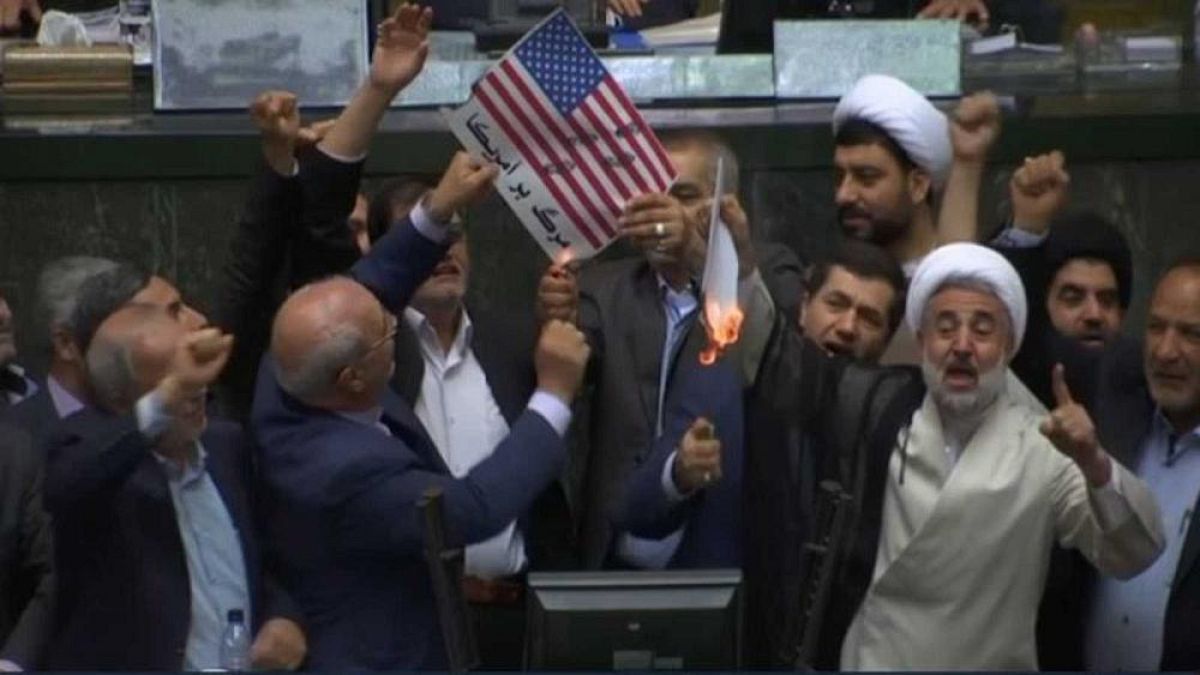 Tod gewünscht: US-Flagge brennt in Irans Parlament