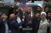 Tod gewünscht: US-Flagge brennt in Irans Parlament