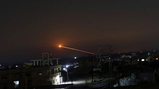 شاهد: لحظة استهداف الطيران الاسرائيلي لمواقع في سوريا